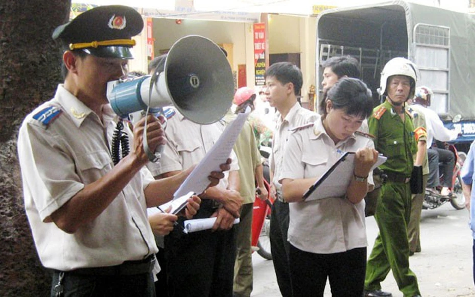 Người thuộc LLVT bị khấu trừ lương, lương hưu đến 30%/tháng nếu không nộp phạt hành chính